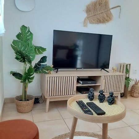 Proche Aeroport A Pied, O Nature Tille Luaran gambar