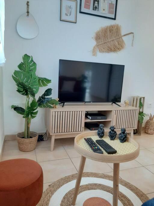 Proche Aeroport A Pied, O Nature Tille Luaran gambar
